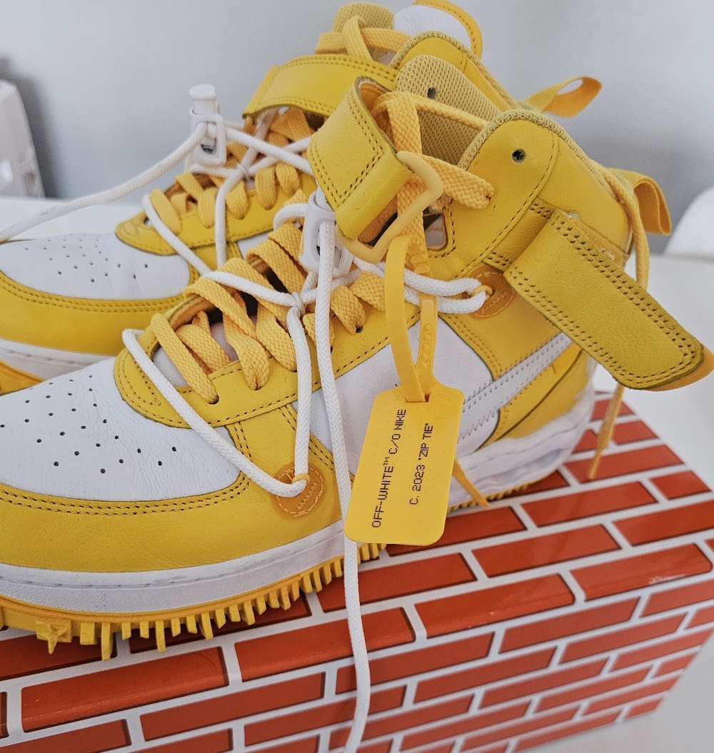 NIKE x Off-White Yellow and White Sneakers - Picture 2 of 6